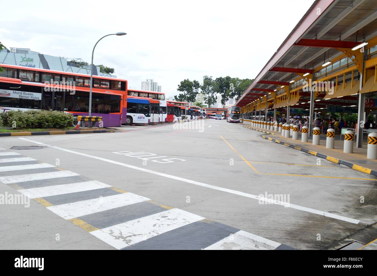 Double decker bus de ville arrêt de bus et à Singapour Banque D'Images