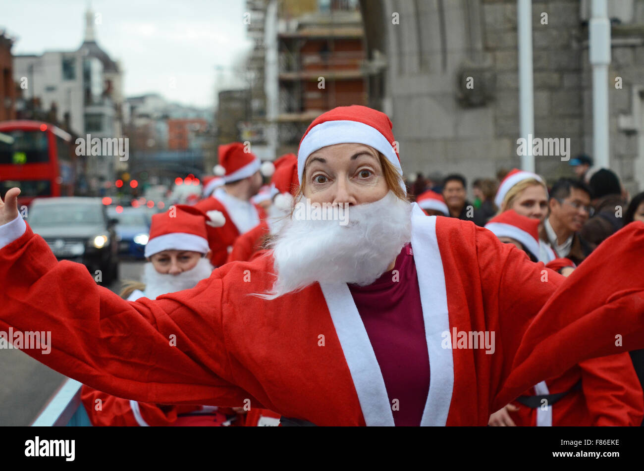 Santa dans la ville est l'un des quartiers les plus récents Noël le tourne avec son départ et l'arrivée à l'extérieur de l'Hôtel de Ville. L'itinéraire s'est porteur sur le Tower Bridge et autour de la Tour de Londres, UK Banque D'Images