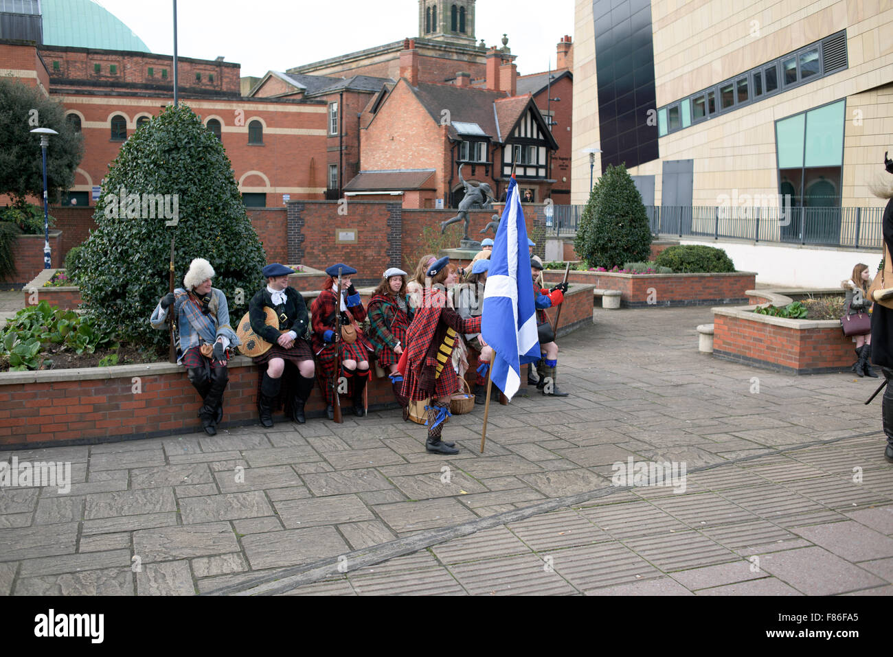 Derby, Royaume-Uni. 6e déc, 2015. Grand Parade dans les rues de Derby dirigé par le célèbre drambuie pipe band, suivie de 18e siècle bataille, gerbe à la Bonnie Prince Charlie Statue . Banque D'Images