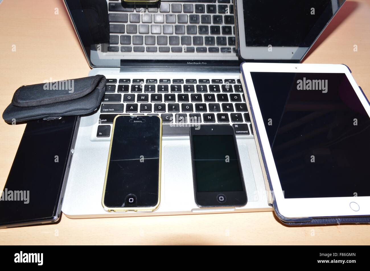 Tous les appareils numériques d'utilisation quotidienne : Smartphone, Ipod, PC, tablette, leptop Banque D'Images