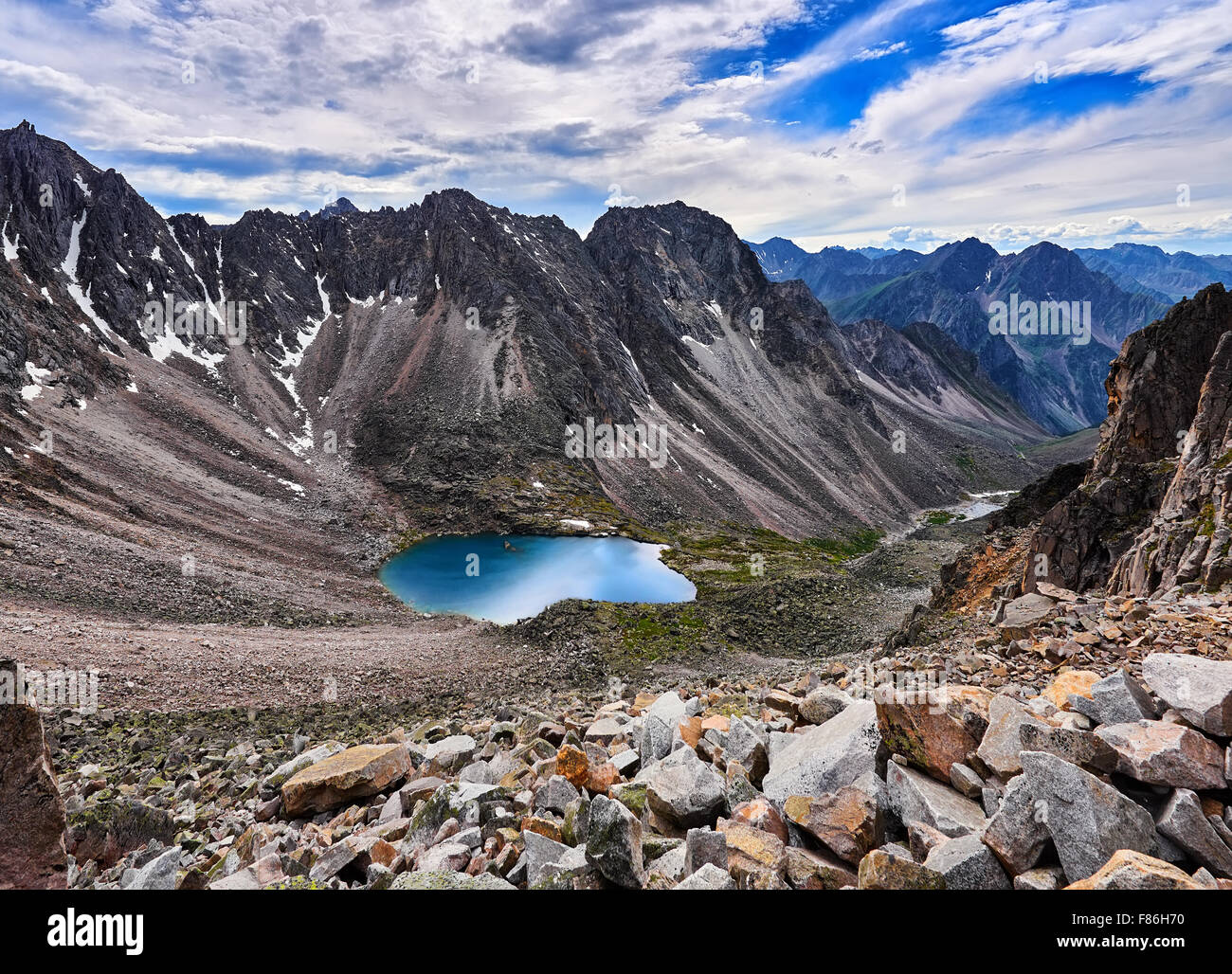 Vue de dessus d'un cirque de montagne et le lac. La Sibérie orientale. La Russie Banque D'Images