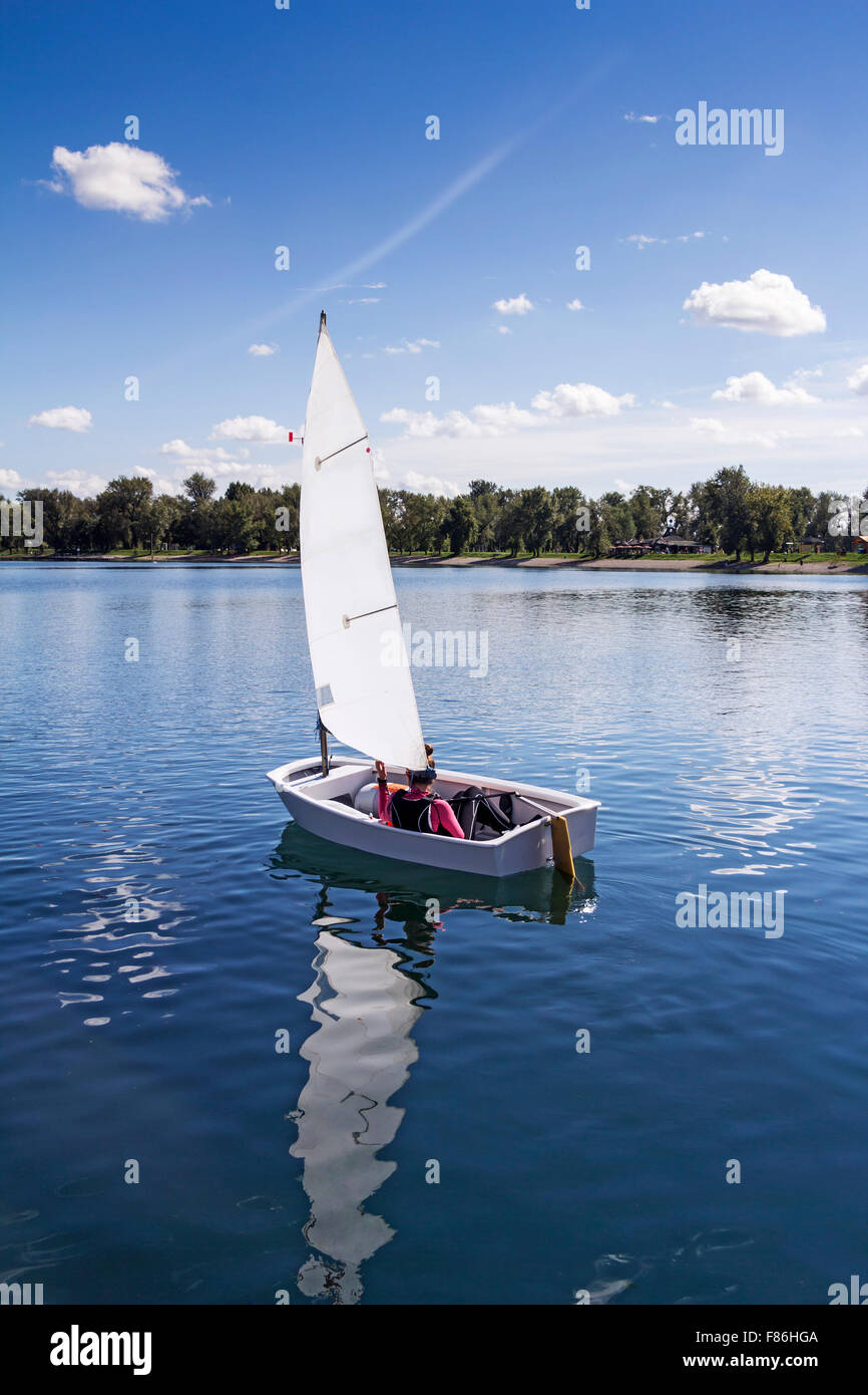 Petit bateau blanc de la voile sur le lac sur une belle journée ensoleillée Banque D'Images