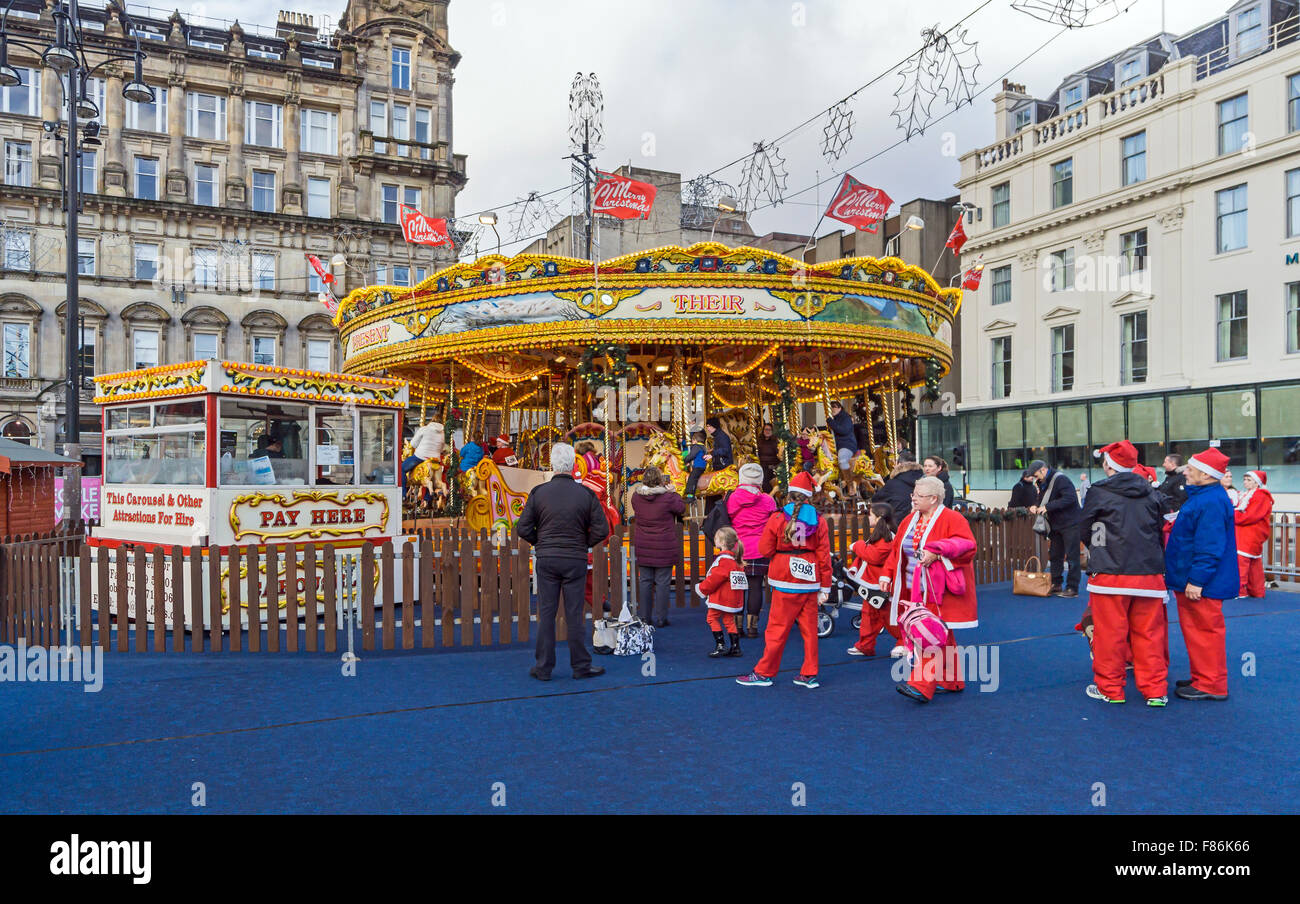 Marché de Noël de Glasgow Décembre 2015 à George Square Glasgow Ecosse avec carousel Banque D'Images