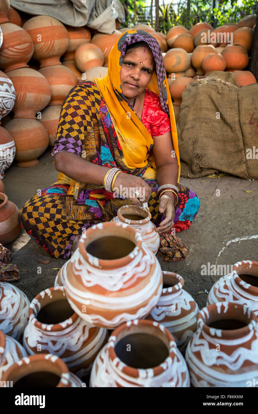 Pots de peinture d'une femme et de l'eau à à un décrochage de la poterie à Jaipur, Rajasthan, Inde Banque D'Images