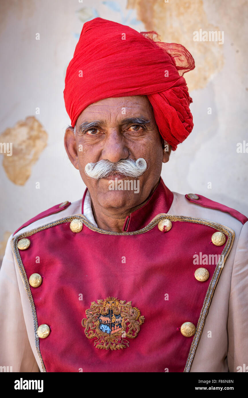 Portrait of a senior Râjasthânî avec un turban rouge, Fort Amber, Jaipur, Rajasthan, Inde Banque D'Images