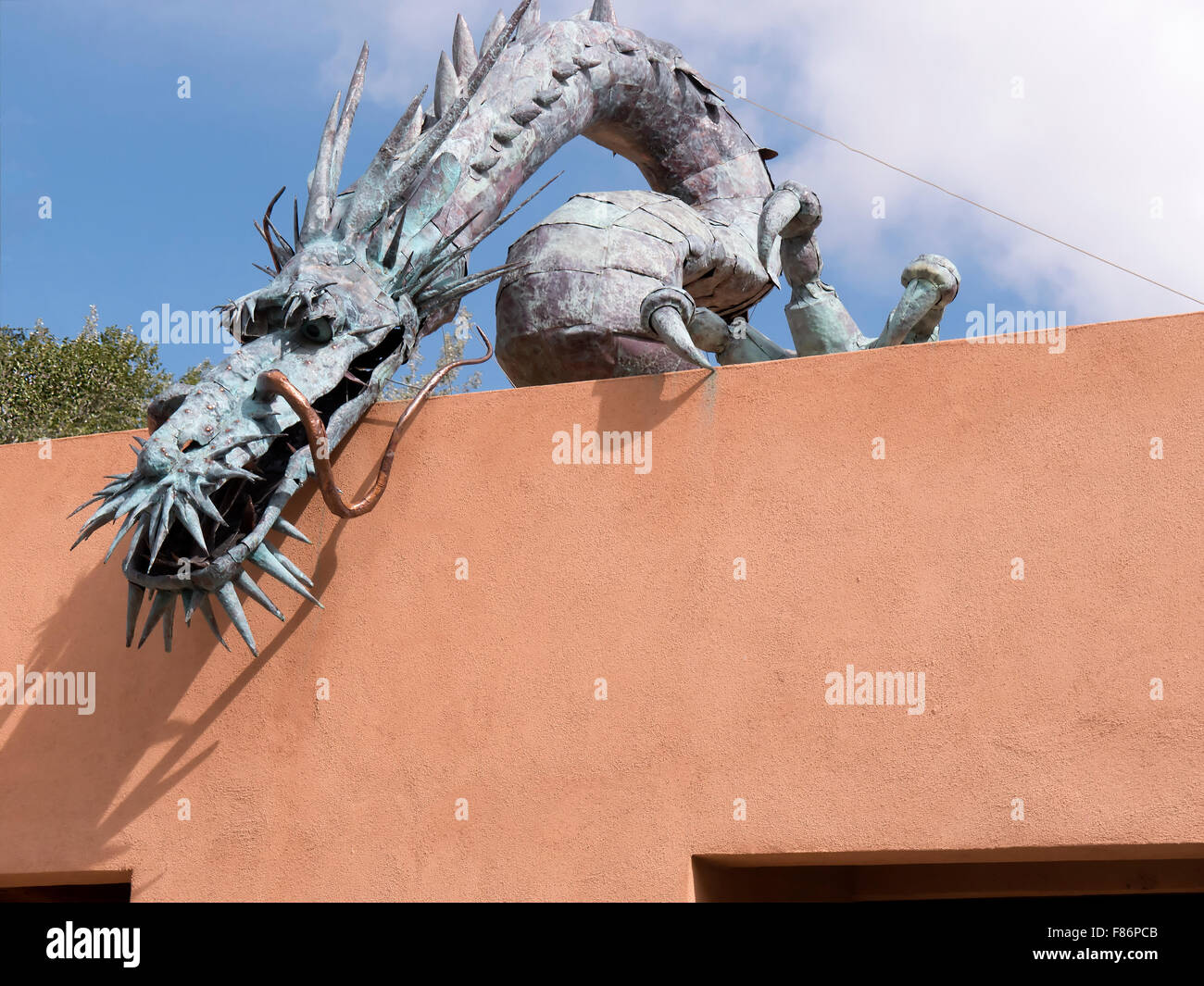 Superbe sculpture en bronze d'un tuteur dragon sur le haut d'un immeuble à Santa Fe new mexico usa Banque D'Images