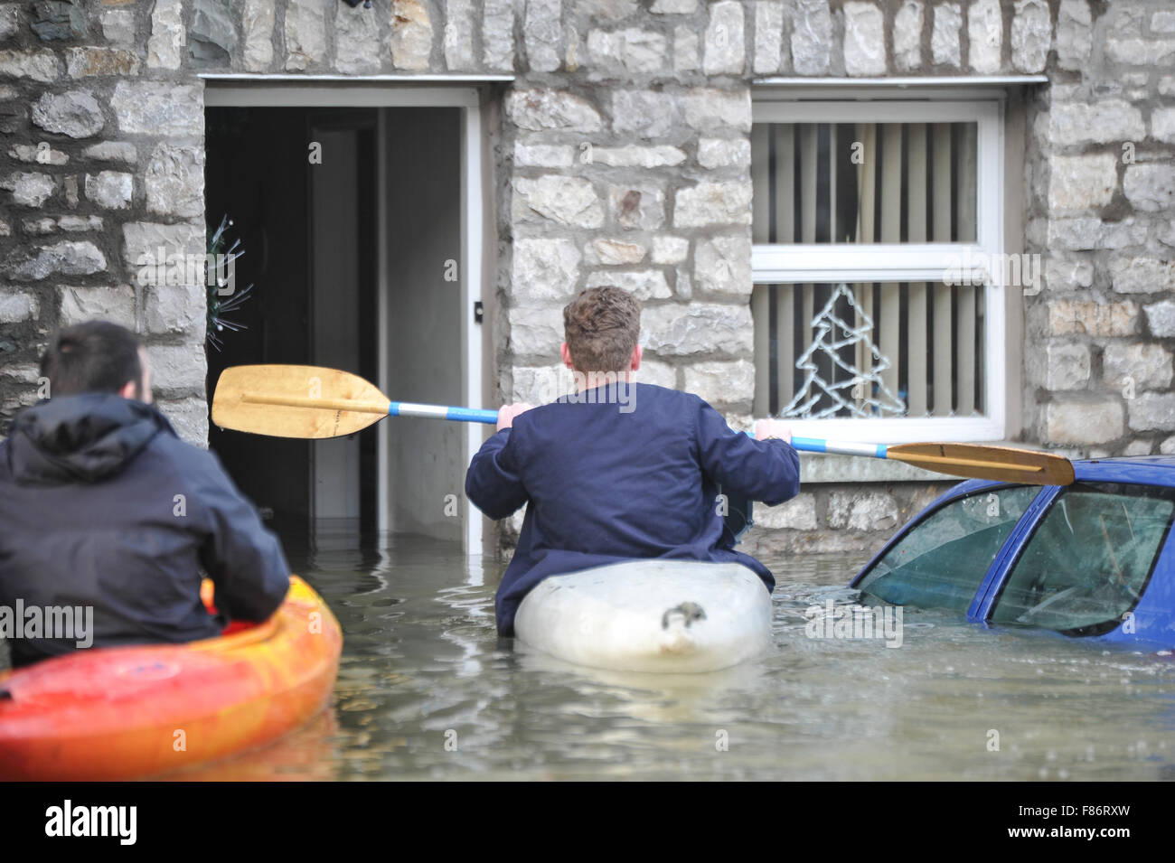 Kendal, UK. 06 Dec, 2015. Accueil propriétaires utilisent des canoës pour tenter de sauver un animal de lapin d'une maison à Gandy Street, Kendal. Storm Desmond ont provoqué de graves inondations dans la région de Kendal et de l'ensemble de la région de Cumbria. Crédit : Michael Scott/Alamy Live News Banque D'Images