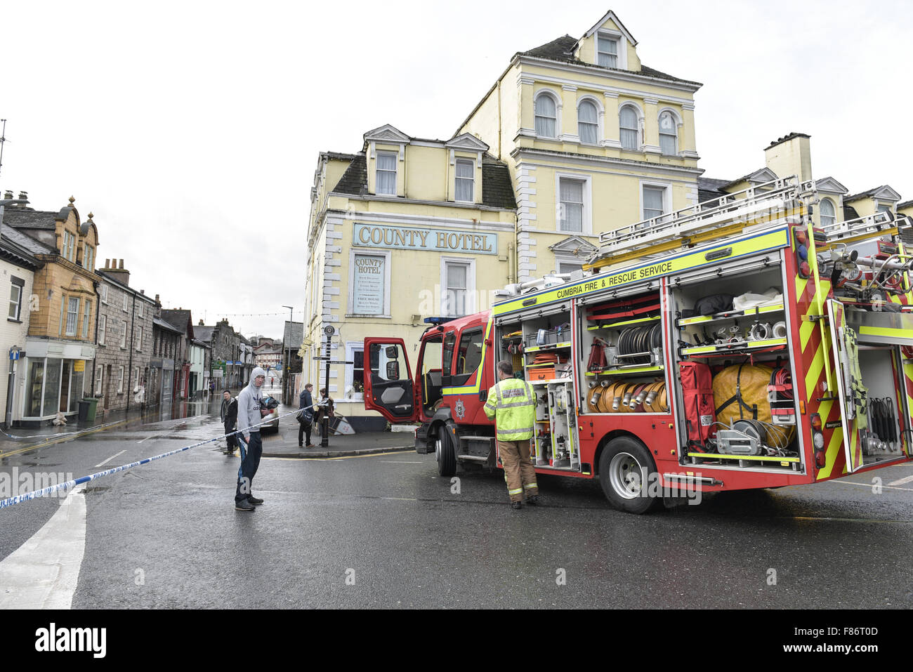 Kendal, UK. 06 Dec, 2015. Le service d'incendie de Cumbria ont travaillé sans relâche pour environ 36 heures. Storm Desmond ont provoqué de graves inondations dans la région de Kendal et de l'ensemble de la région de Cumbria. Crédit : Michael Scott/Alamy Live News Banque D'Images