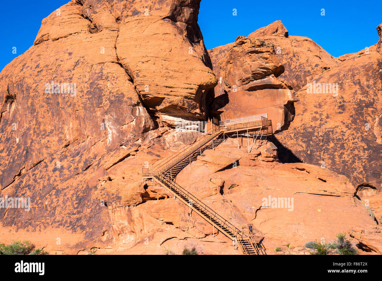 Étapes menant à l'Atlatl Rock. Vallée de Feu Park, Nevada, United States. Banque D'Images