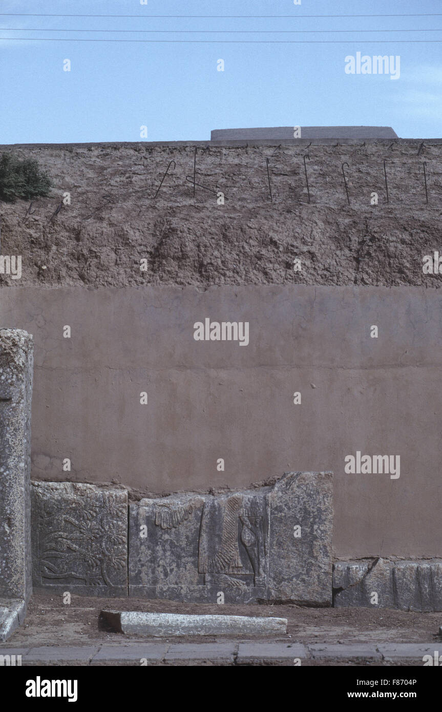 Stèle en pierre de reliefs, inscriptions cunéiformes et au Palais Royal du Roi Ashurnasirapal II à Nimrud, Nineveh province Banque D'Images