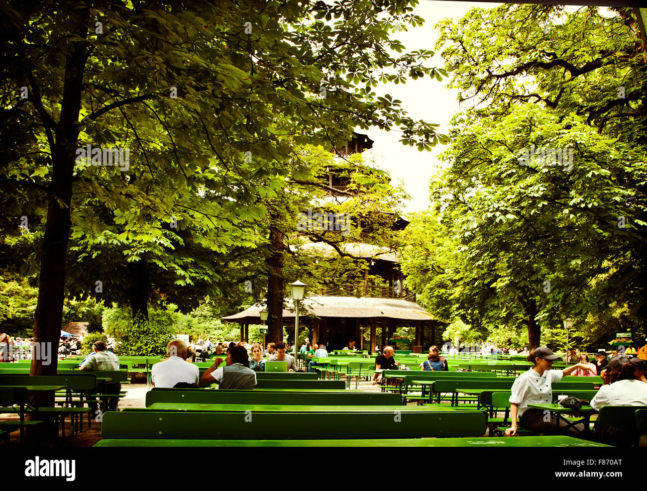 MUNICH, ALLEMAGNE - Les gens se relaxer et apprécier une pause sous les arbres verts au jardin de la tour chinoise Banque D'Images