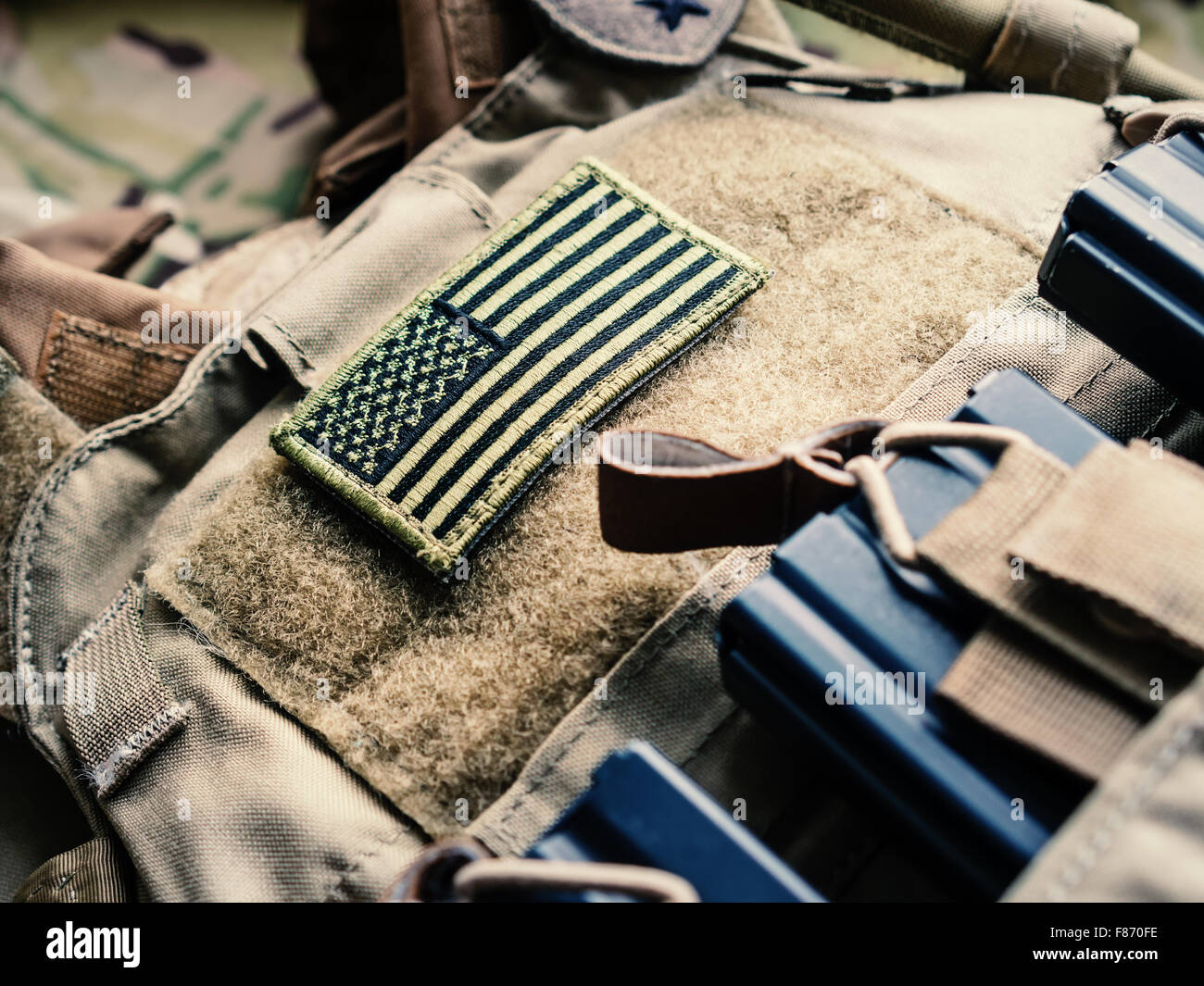 Patch drapeau vert-nous sur le gilet pare-balles tactique avec M4 les magazines, selective focus Banque D'Images