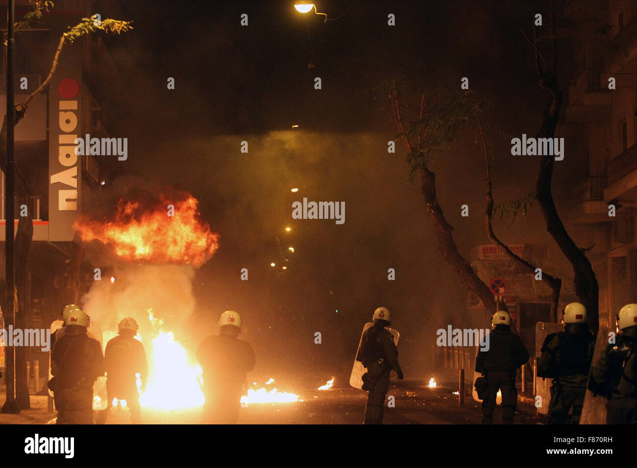 Athènes, le 6 décembre. 6e mai 2008. La loi sur la police antiémeute grecque à côté d'un ensemble d'incendie par des manifestants lors d'affrontements à la suite d'une manifestation commémorant la mort d'un jeune de 15 ans élève en 2008, à Athènes, Grèce, le 6 décembre 2015. Des centaines de manifestants ont défilé dans les rues de la capitale grecque pour marquer le septième anniversaire de la police tirer un coup fatal. Quinze ans, Alexis Grigoropoulos a été tué par balle par un policier dans le centre-ville d'Athènes dans la nuit du 6 décembre 2008. © Marios Lolos/Xinhua/Alamy Live News Banque D'Images