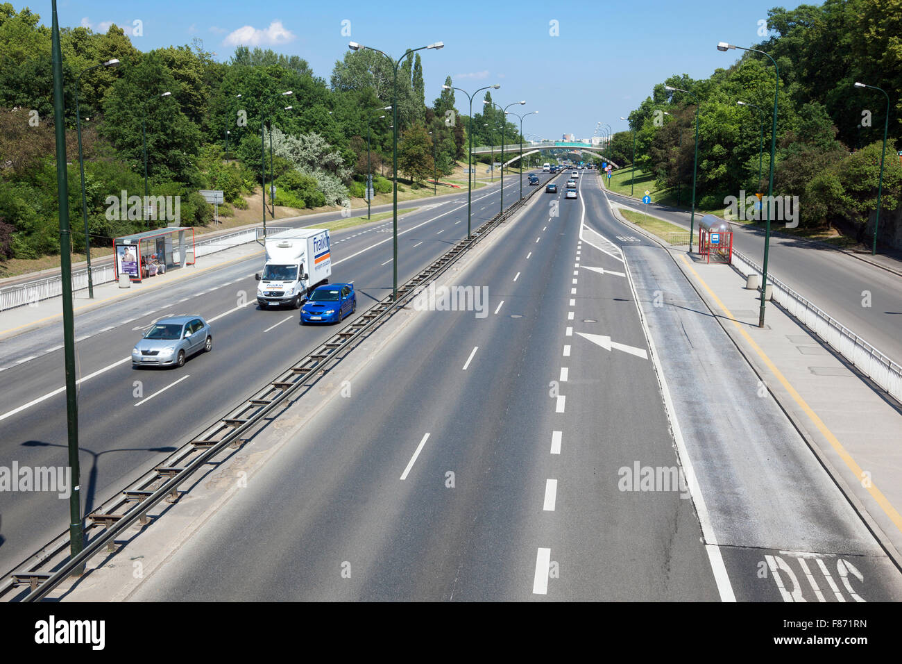 4 lane city road avec un bus lane (Aleja Armii Ludowej, Varsovie, Pologne) Banque D'Images