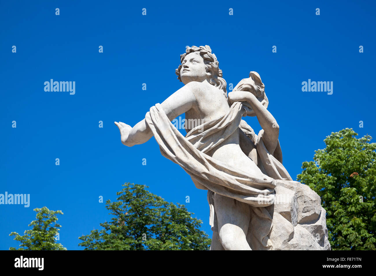 Sculpture représentant le dieu Hermaphroditus nymphe Salmacis rejetant au parc Lazienki à Varsovie, Pologne Banque D'Images