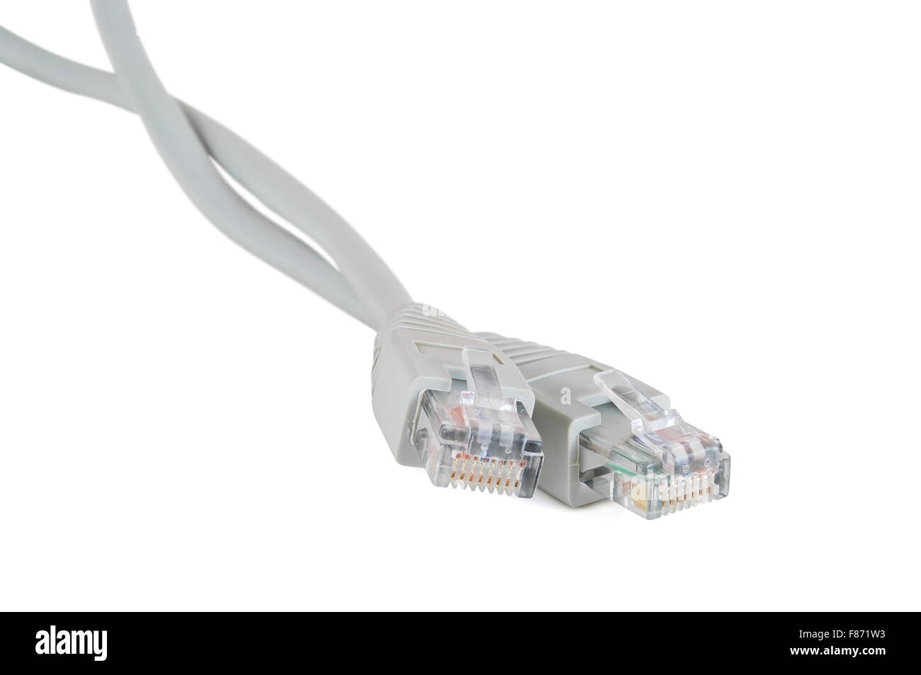 Câble réseau avec connecteurs RJ45 isolé sur fond blanc avec clipping ...