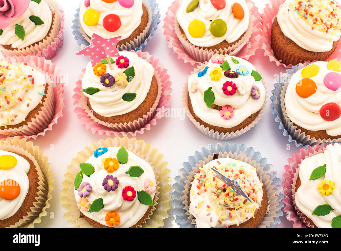 De délicieux gâteaux et coloré décoré. Banque D'Images