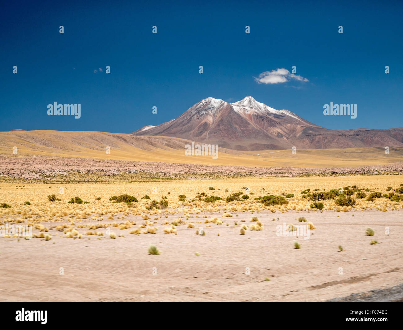 Route de Miniques lagune. Atacama, au nord du Chili Banque D'Images