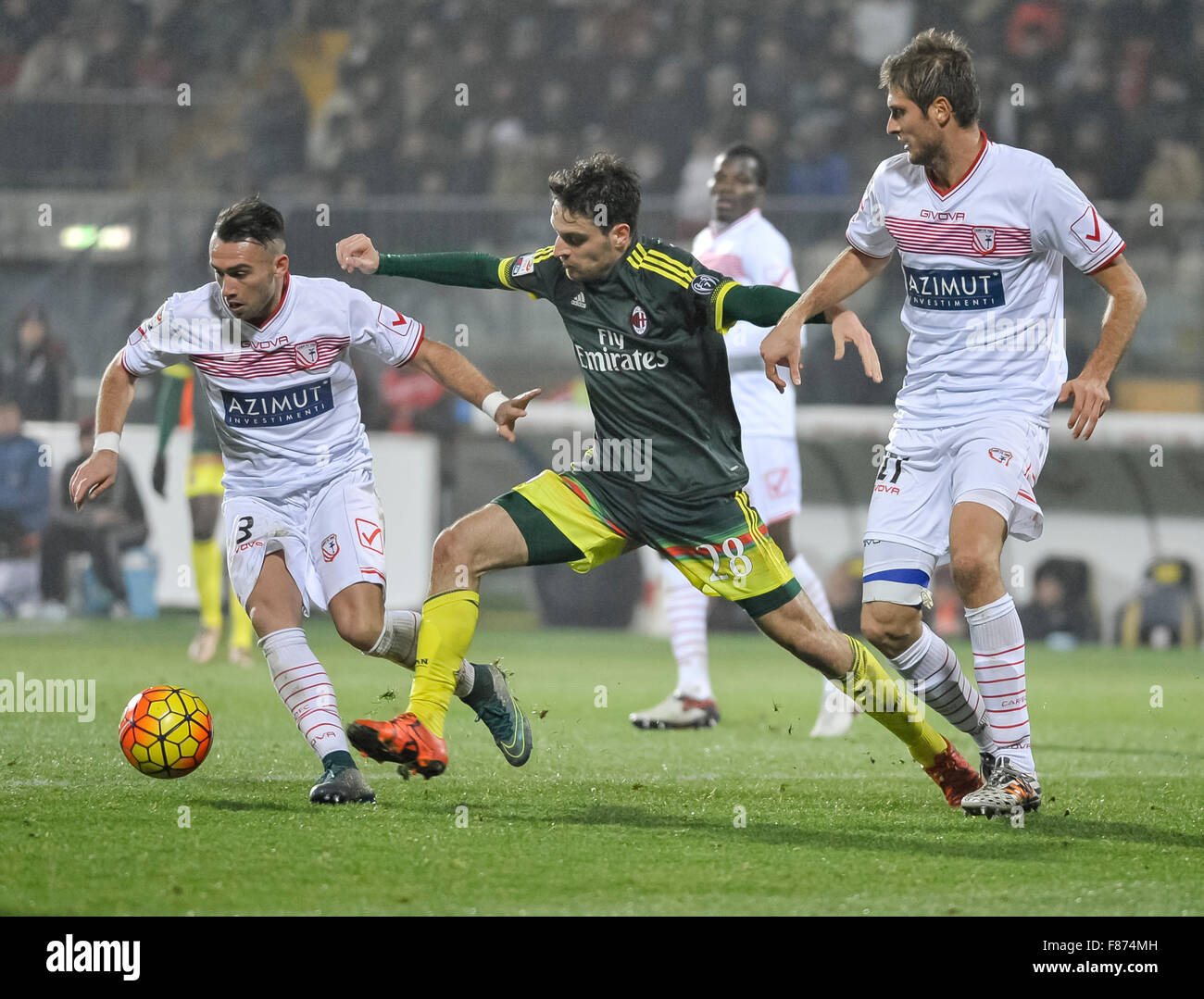 Modène, Italie. 06 Dec, 2015. Gaetano Letizia (à gauche) et Giacomo Bonaventura (droite) lutte pour la balle durant le match de Serie A entre Carpi FC et l'AC Milan où le score terminé jusqu'à 0-0. Credit : Nicolò Campo/Pacific Press/Alamy Live News Banque D'Images