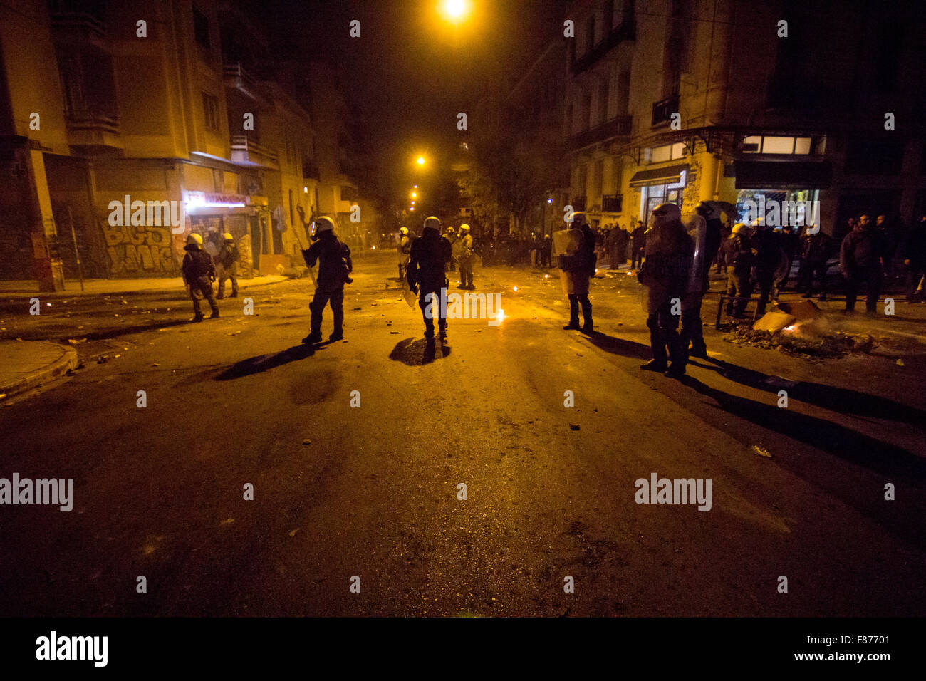 Athènes, Grèce. 06 Dec, 2015. Des policiers anti-émeute sont vus au cours de ces affrontements. Anti-autoritaires mars dans la mémoire d'Alexis Grigoropoulos, un étudiant qui était tué par un policier lors de la 6e édition de décembre 2008 au cours d'affrontements. Credit : Kostas Pikoulas Libre prestation/Pacific Press/Alamy Live News Banque D'Images