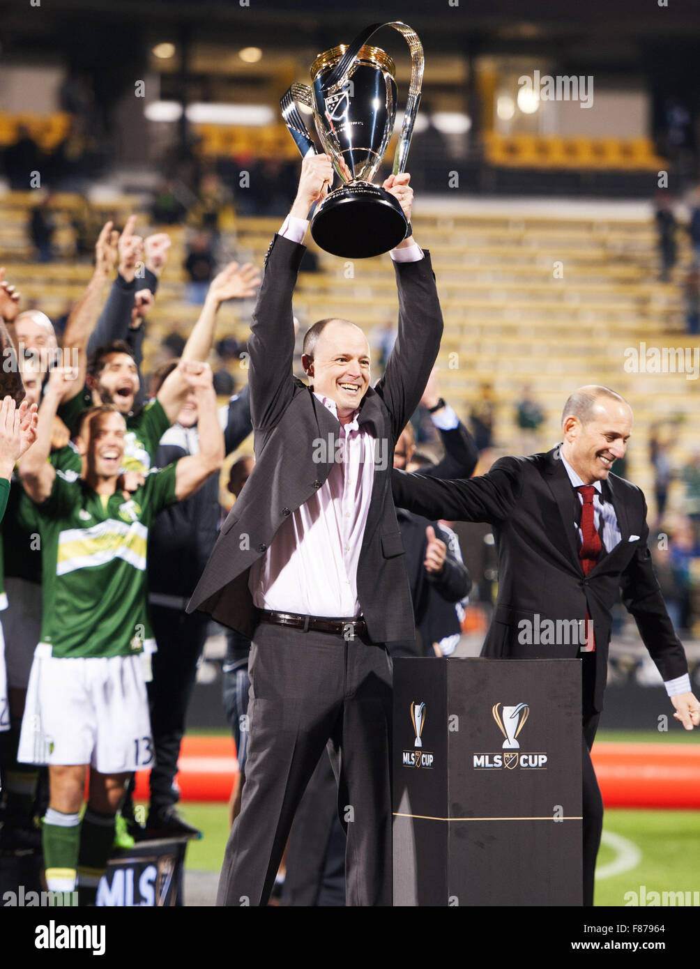 Columbus, Ohio, USA. 6 Décembre, 2015. Portland Timbers Merritt Paulson propriétaire majoritaire Henry III soulève le MLS Cup après la défaite les madriers Columbus Crew SC 2-1 à Columbus, Ohio. Brent Clark/Alamy Live News Banque D'Images