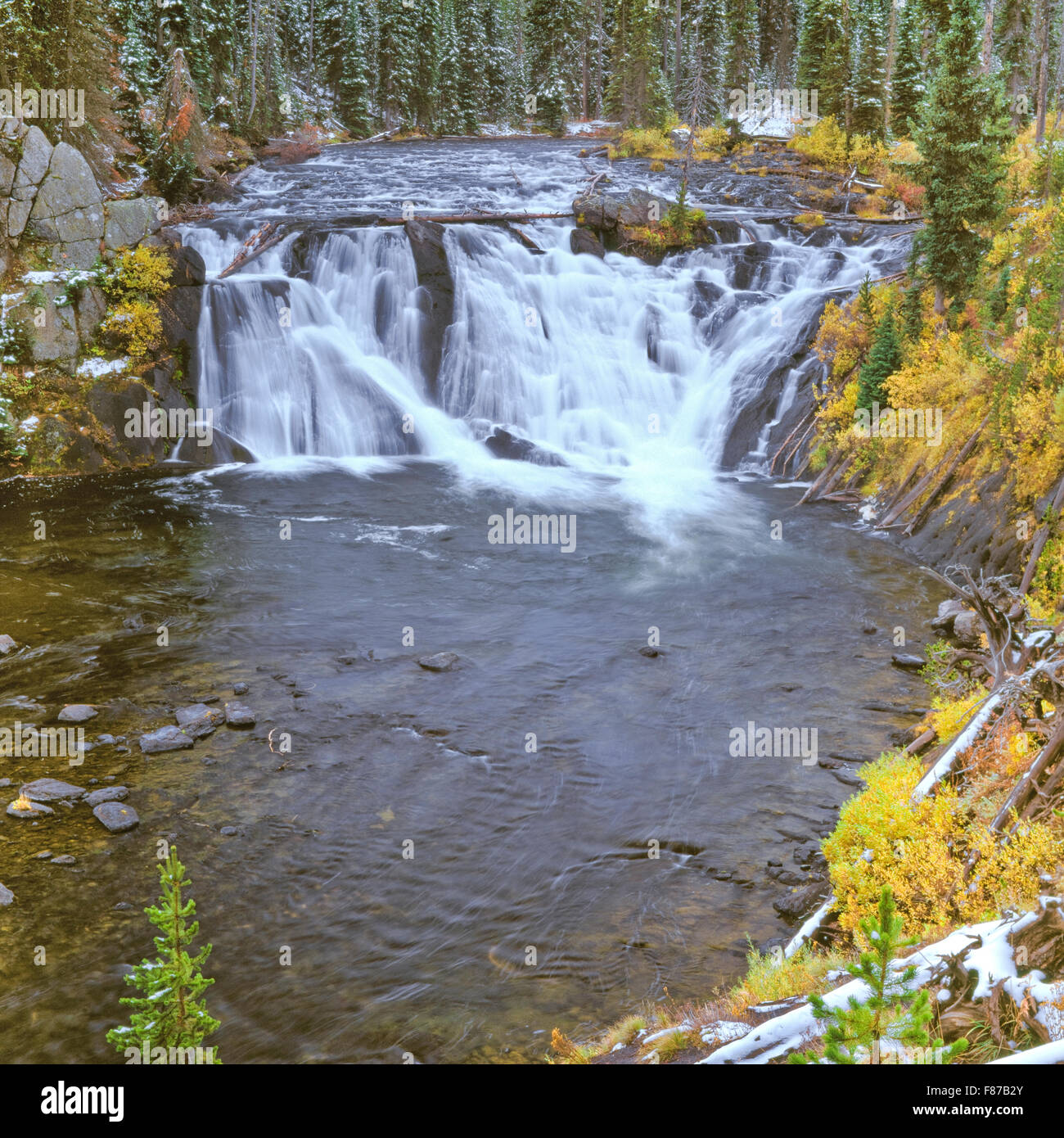 Lewis falls sur la rivière Lewis à l'automne dans le parc national de Yellowstone, Wyoming Banque D'Images