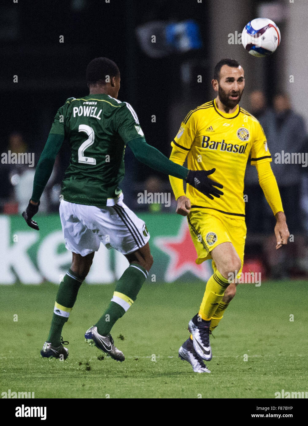 Columbus, Ohio, USA. 6 Décembre, 2015. Columbus Crew SC Avant Justin Meram (9) gère la balle contre Portland Timbers defender Alvas Powell (2) dans le système MLS Cup à Columbus, Ohio. Brent Clark/Alamy Live News Banque D'Images