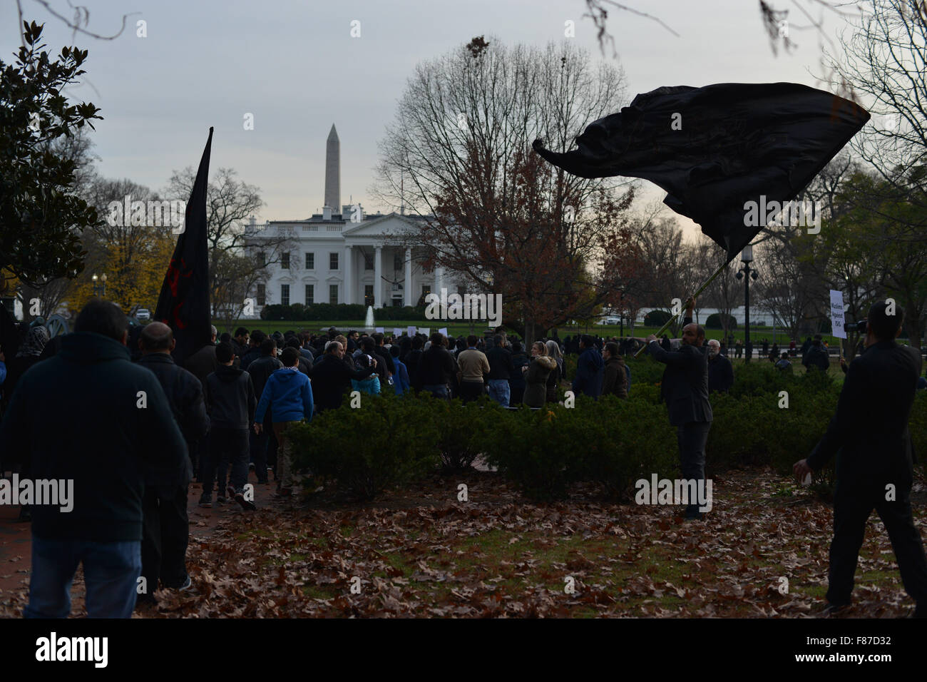 Washington, District of Columbia, US. 6e déc, 2015. Anwar, Al-Zaidy de Virginie, à droite, les vagues un drapeau noir Dimanche lors d'un rassemblement contre le terrorisme musulman chiite en face de la Maison Blanche, qui a eu lieu quelques heures avant le président Obama était d'adresser à la nation sur les fusillades dans San Bernardino, en Californie. Les coups de feu font l'objet d'une enquête que le terrorisme, et peut-être liée à l'État islamique en Irak et en Syrie, qui est soutenue principalement par des musulmans sunnites. Credit : Miguel Juarez Lugo/ZUMA/Alamy Fil Live News Banque D'Images