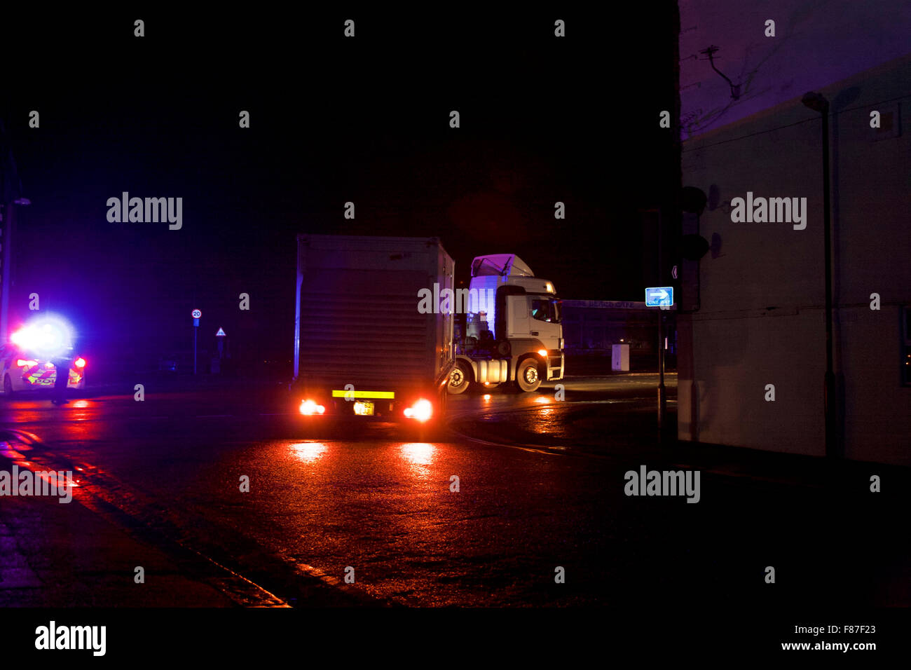 Bold Street, Morecambe, Lancashire, Royaume-Uni. 7 décembre 2015. A 110KVA Groupe électrogène de secours qui a été porté à partir de Londres, est inversée en position adjacente à la sous station en bold Street North West Électricité Morecambe ont déployé les générateurs dans un effort pour rétablir l'alimentation de la partie du réseau qui a été effectuée par l'inondation de la rivière Lune qui a inondé la gare 33KVA fournissant 55 000 sous les maisons de Lancaster, Lancaster et ses environs. Crédit : David Billinge/Alamy Live News Banque D'Images