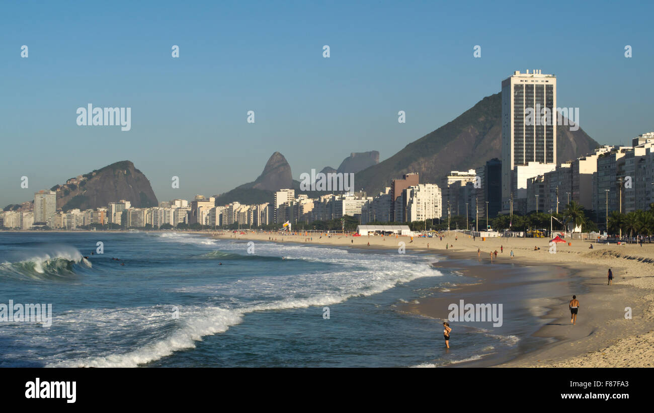 Aperçu de la plage de Copacabana dans la matinée vu de Leme. Banque D'Images