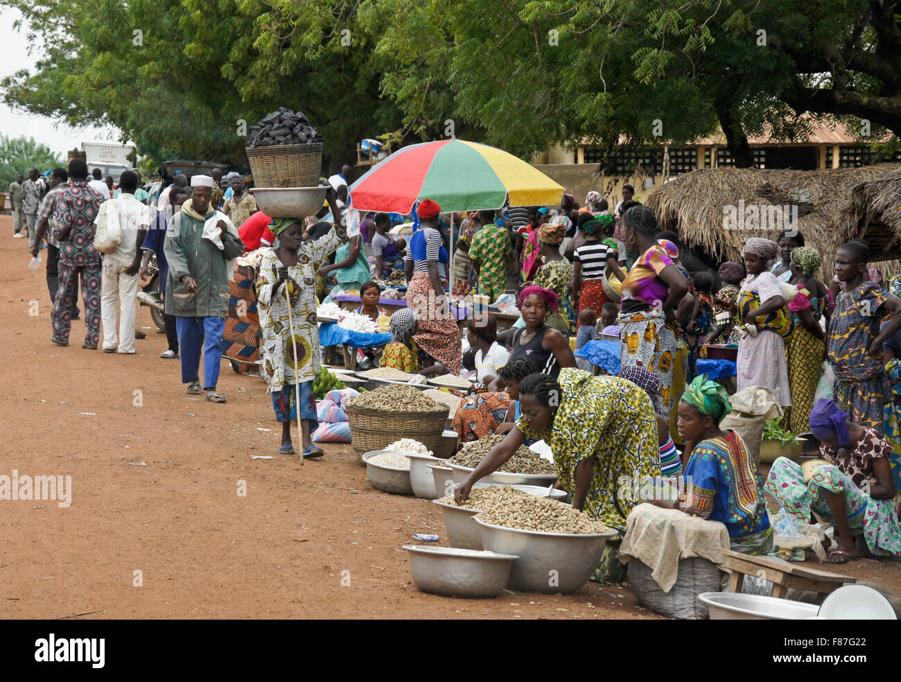 Marché en plein air qui a lieu tous les quatre jours à Keti, Togo Banque D'Images