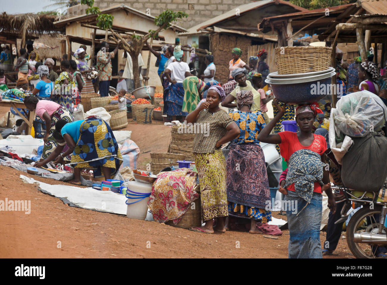 Marché en plein air qui a lieu tous les quatre jours à Keti, Togo Banque D'Images