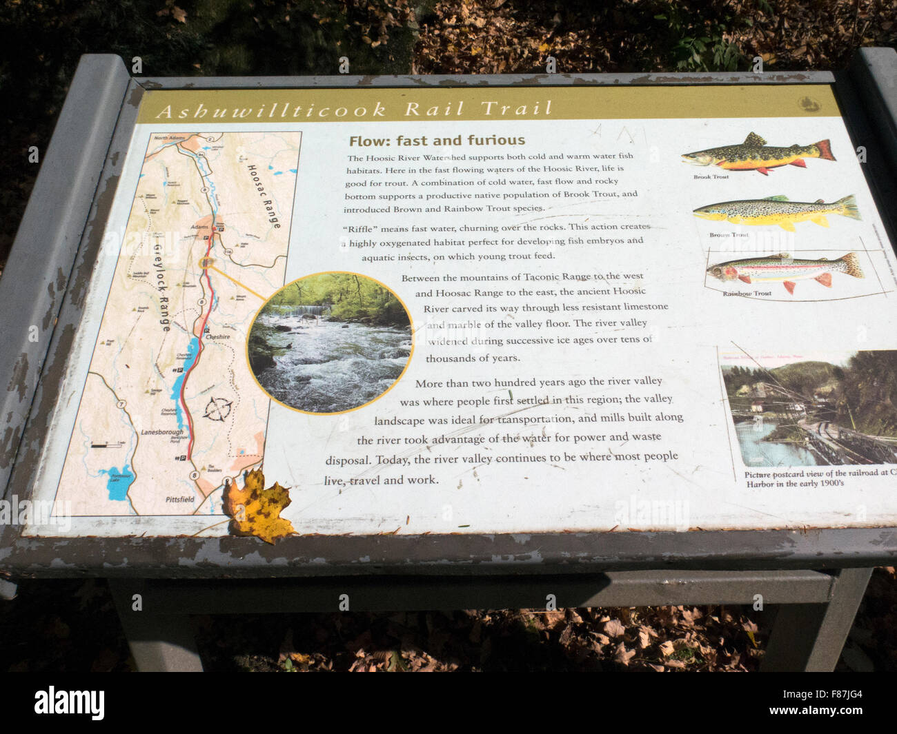 Ashuwillticook Rail Trail dans Adams, Massachusetts donne aux Randonneurs et vététistes informations sur le sentier. Banque D'Images