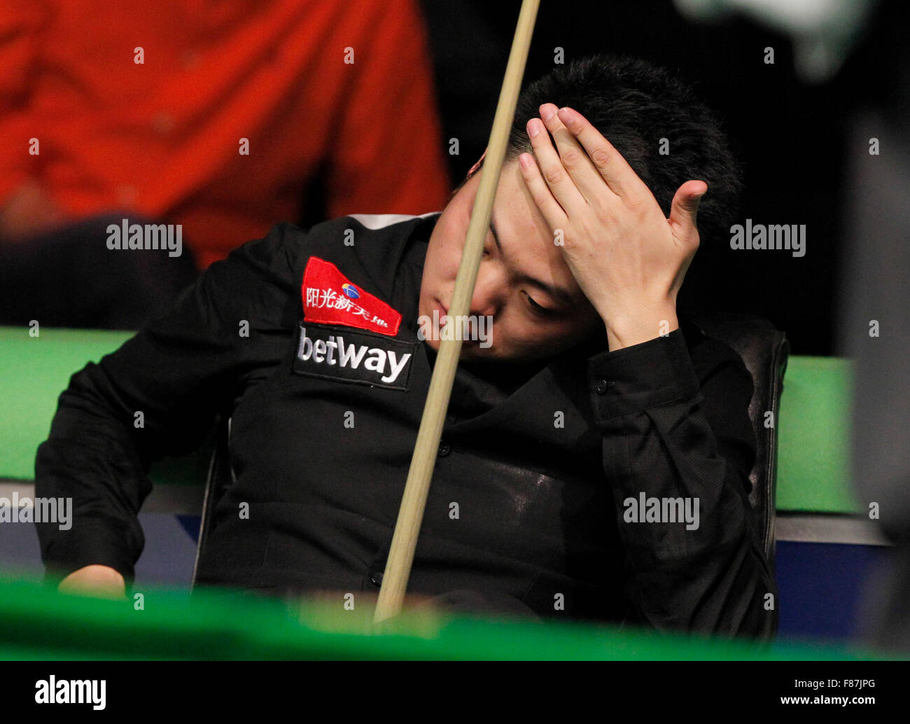 York, Royaume-Uni. 6 Décembre, 2015. Liang Wenbo de Chine réagit au cours de la finale contre Neil Robertson, de l'Australie au snooker Championnat du Royaume-Uni 2015 à York, en Angleterre le 6 décembre 2015. Liang Wenbo a perdu 5-10. Credit : Han Yan/Xinhua/Alamy Live News Banque D'Images