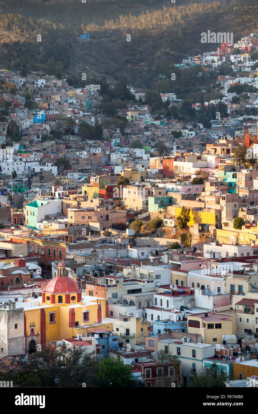 Église et maisons colorées à Guanajuato, au Mexique. Banque D'Images