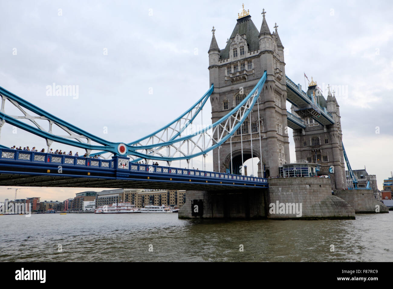 Le Tower Bridge sur la Tamise à Londres, Angleterre Banque D'Images
