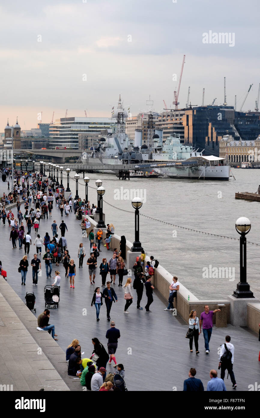 Une foule de visiteurs se promener le long de la rivière Thames à Londres, en Angleterre. Banque D'Images