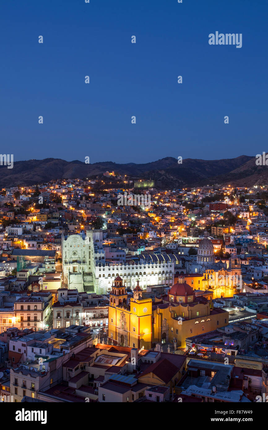 Crépuscule tourné de la Basilique et de l'Université de Guanajuato, au Mexique. Banque D'Images