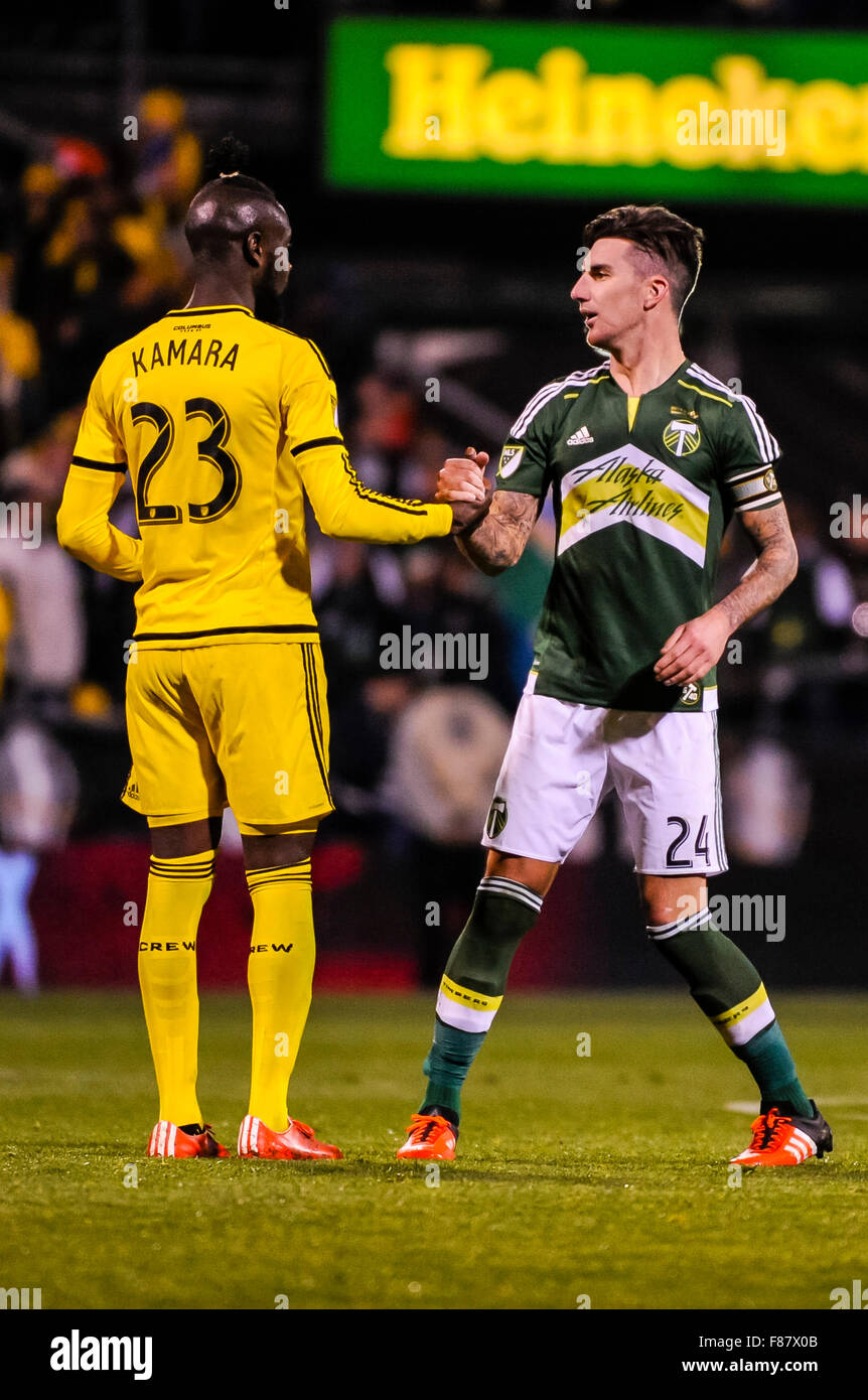 Columbus, Ohio, USA. 6 Décembre, 2015. Kei Kamara (23) de Columbus Crew SC et Liam Ridgewell (24) de Portland Timbers se serrer la main après le match entre Portland Timbers et Columbus Crew SC dans la MLS Cup 2015 au stade final MAPFRE dans Columbus Ohio . Credit : Cal Sport Media/Alamy Live News Banque D'Images