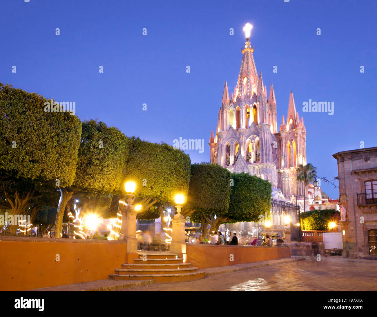Plaza et basilique de San Miguel de Allende, au crépuscule, au Mexique. Banque D'Images