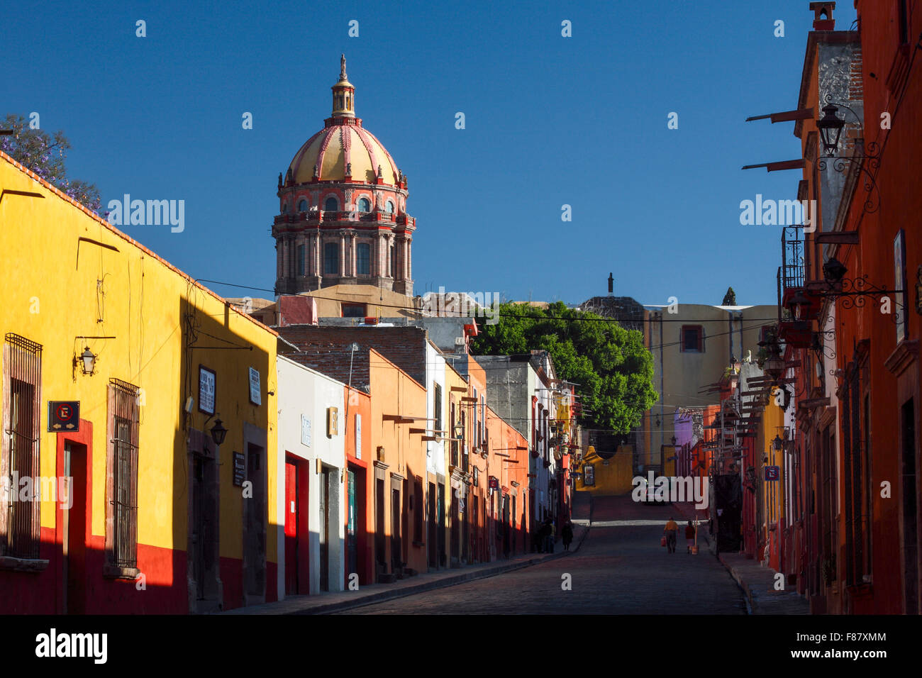 Rue colorée menant à l'église de Concepcion à San Miguel de Allende, Guanajuato, Mexique. Banque D'Images
