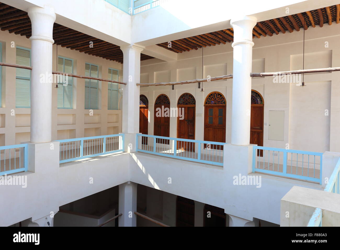L'intérieur d'un balcon au-dessus de la cour intérieure de la maison, Khalaf Manama, Royaume de Bahreïn Banque D'Images