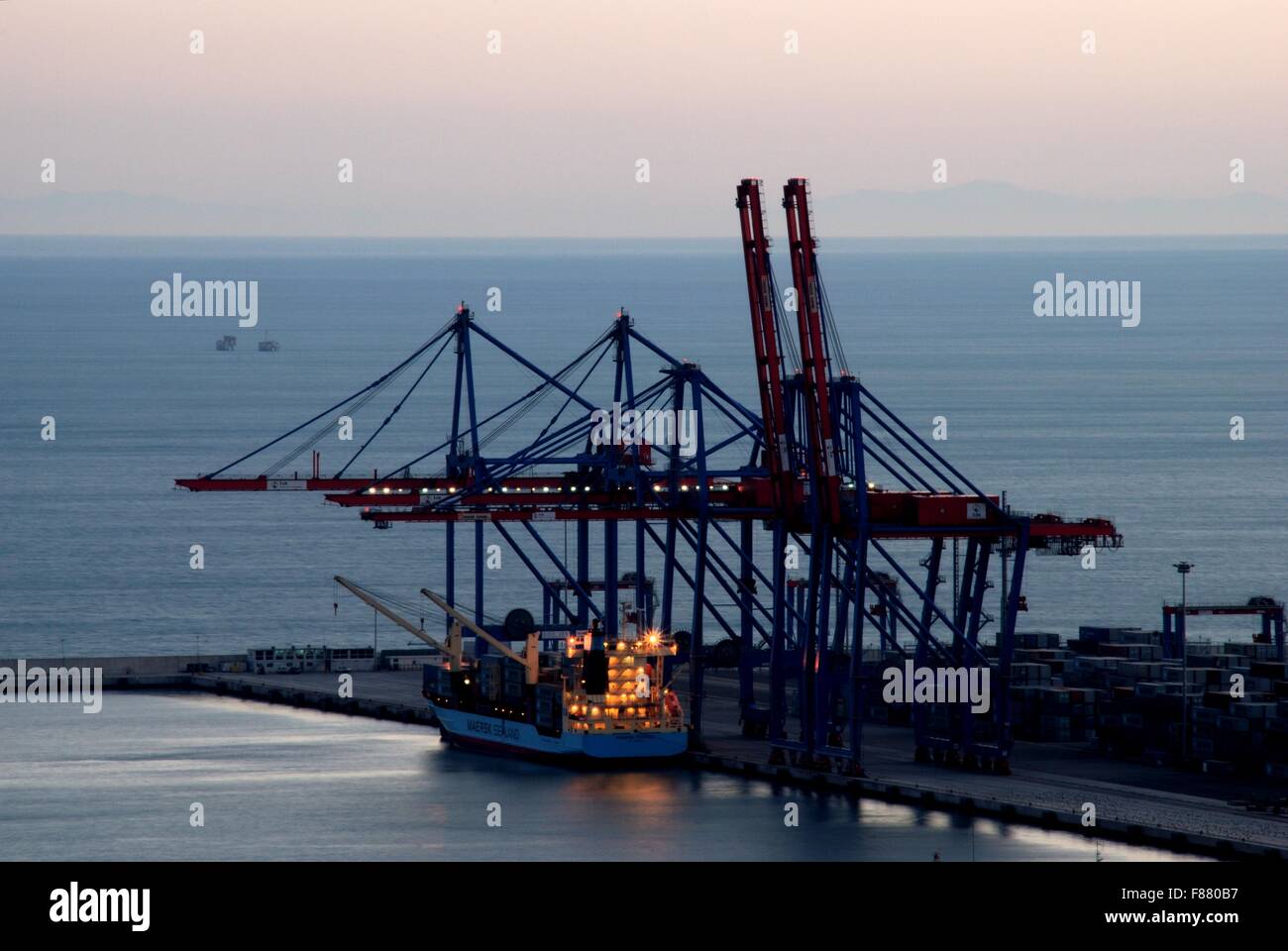 Portrait du port commercial avec des grues au crépuscule, Malaga, Costa del Sol, la province de Malaga, Andalousie, Espagne, Europe. Banque D'Images