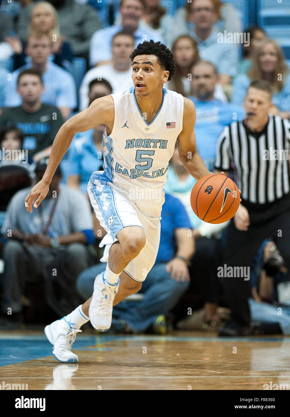 Chapel Hill, North Carolina, USA. 6 Décembre, 2015. North Carolina Tarheels (5) MARCUS PAIGE disques durs au panier comme l'Université de Caroline du Nord à l'encontre de l'Tarheels Davidson Wildcats avec un score final de 65-98 comme ils ont joué en ncaa à l'mens Dean Smith Center situé à Chapel Hill. Copyright 2015 Jason Moore. Crédit : Jason Moore/ZUMA/Alamy Fil Live News Banque D'Images