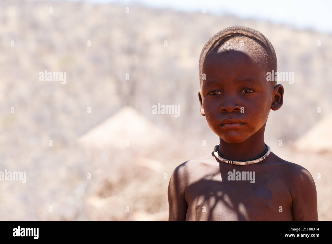 La Namibie, KAMANJAB, 10 octobre : enfant non identifié tribu Himba. Les himbas sont des peuples autochtones vivant dans le nord de la Namibie, en t Banque D'Images