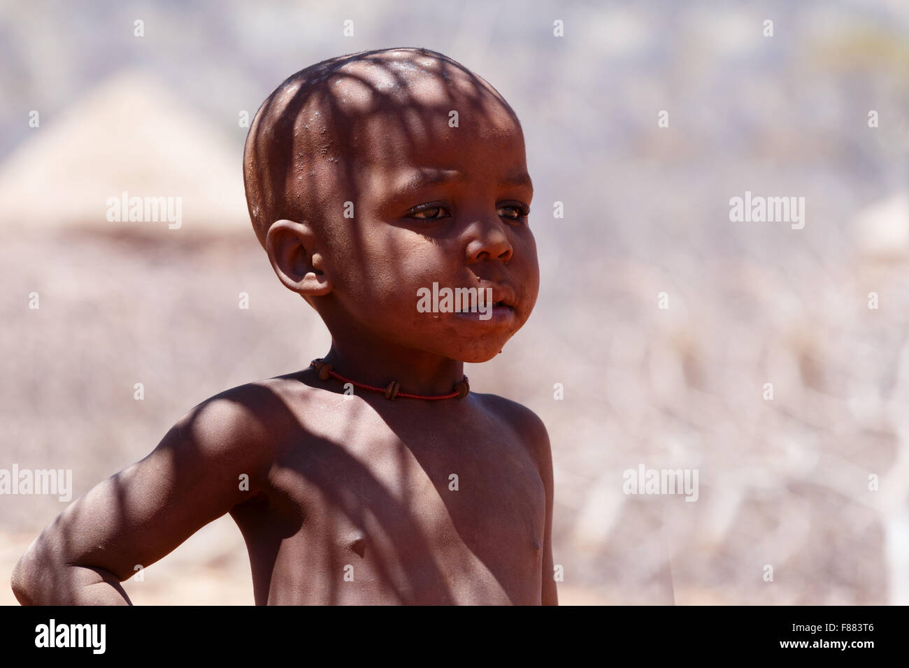 La Namibie, KAMANJAB, 10 octobre : enfant non identifié tribu Himba. Les himbas sont des peuples autochtones vivant dans le nord de la Namibie, en t Banque D'Images