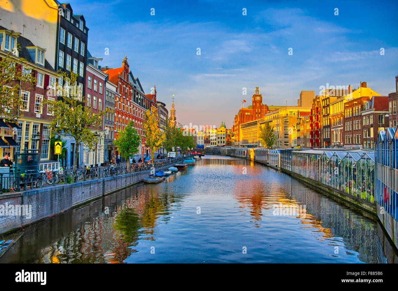 La rivière Amstel avec de belles maisons à Amsterdam, Hollande, Pays-Bas Banque D'Images