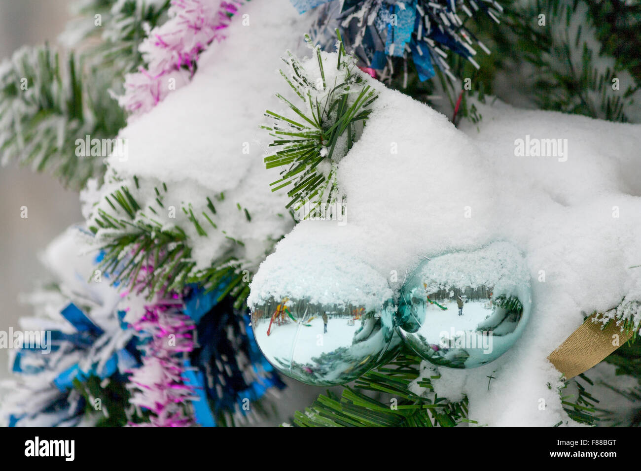 Décorations de Noël close-up avec des guirlandes et des boules de neige green Banque D'Images