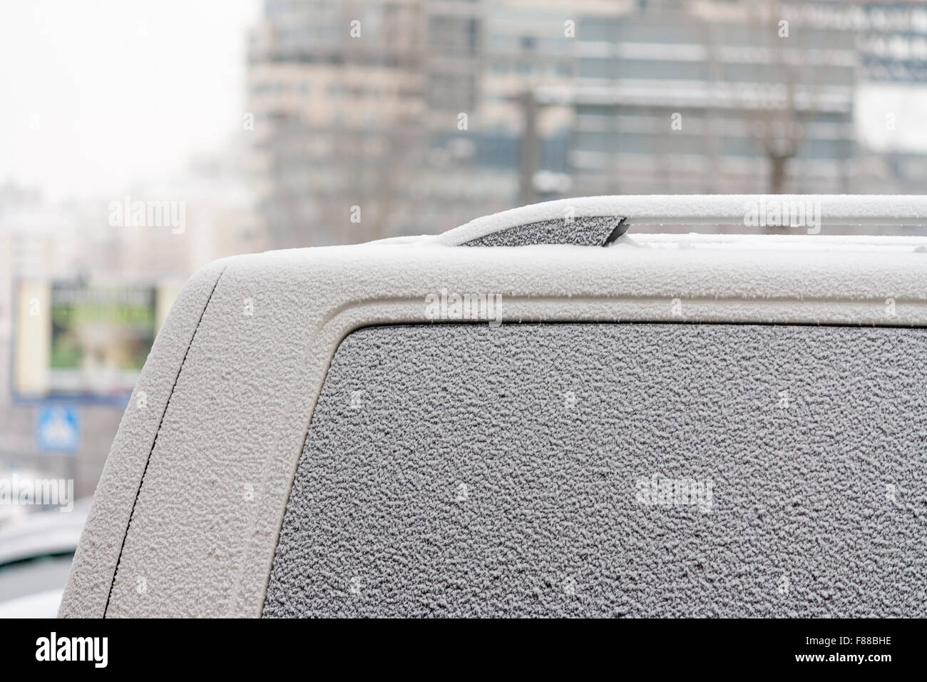 Gros plan de la fenêtre de voiture congelée cristaux de neige froid glace Banque D'Images