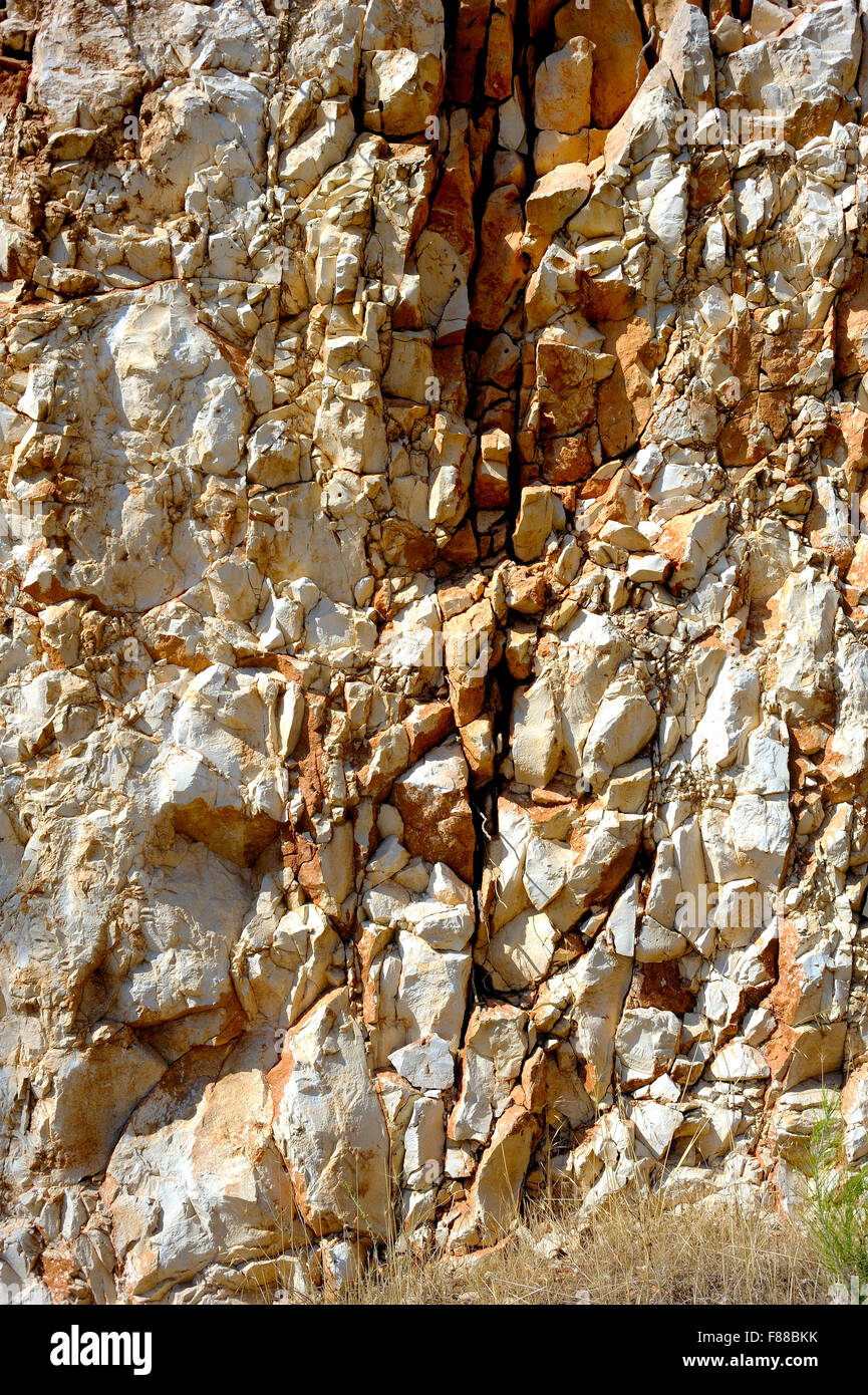 Mur d'une carrière dans les Pouilles avec roche fissurée et l'intrusion de 'red' Banque D'Images